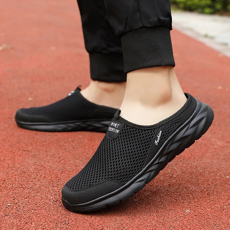 Menns pustende slip-on halvsko på foten. Viser komfort og lettvekt design for fritidsbruk.