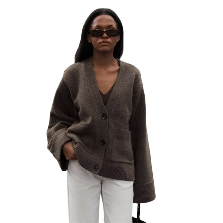 Løs passform V-hals cardigan for dame, ensfarget og myk med stilige knapper foran.