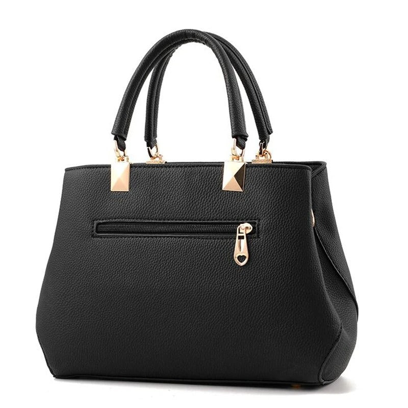 Mote-riktig dame crossbody-veske med blomstersjarme; et elegant tilbehør til antrekket.