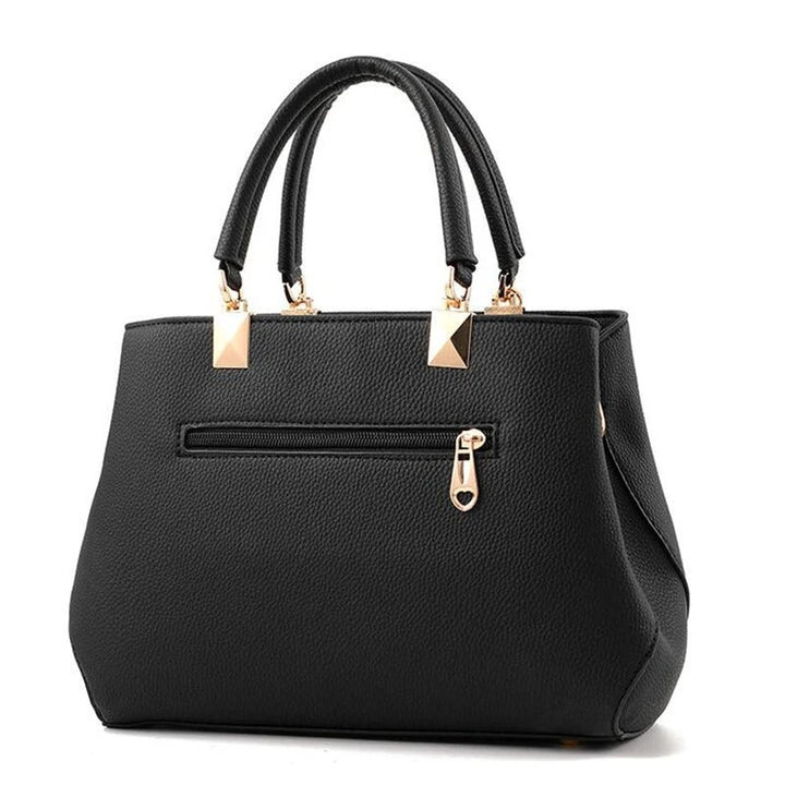 Mote-riktig dame crossbody-veske med blomstersjarme; et elegant tilbehør til antrekket.