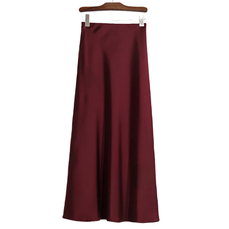 Fiskehaleskjørt i bevegelse, viser den flytende og smigrende silhuetten. Ideelt for elegant kvinne.