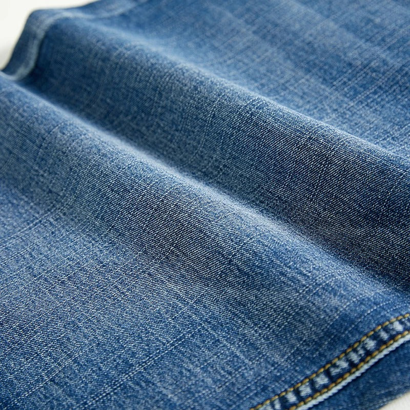 Nærbilde av femlomme herreshorts. Detaljer av robust, komfortabelt stoff for fritid og herremote.