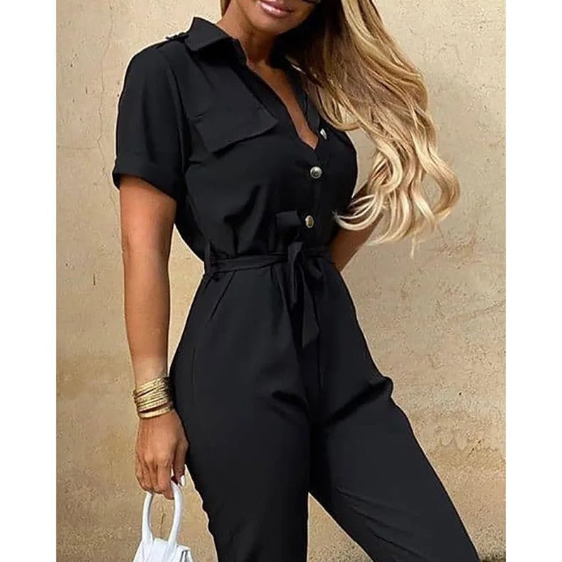 Stilfull monokromatisk jumpsuit til kvinner, med belte for en sofistikert look.