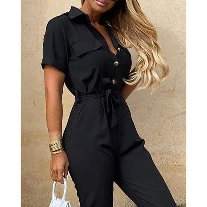 Stilfull monokromatisk jumpsuit til kvinner, med belte for en sofistikert look.