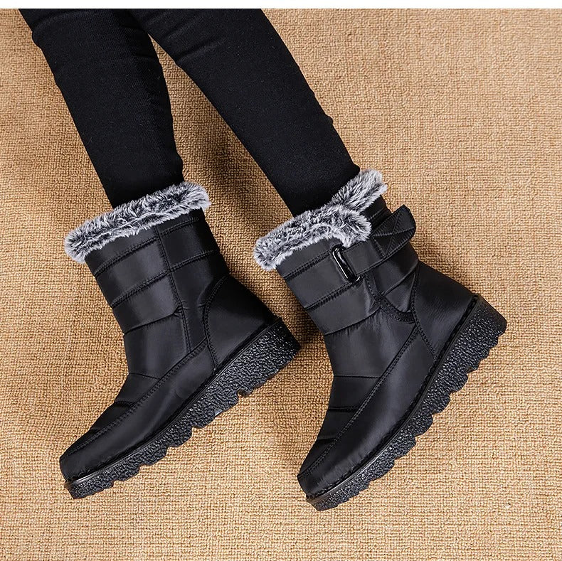 Bakside av damestøvlett med detaljer rundt ankelen, kilehæl og solid design. Mote og funksjon for vinter.