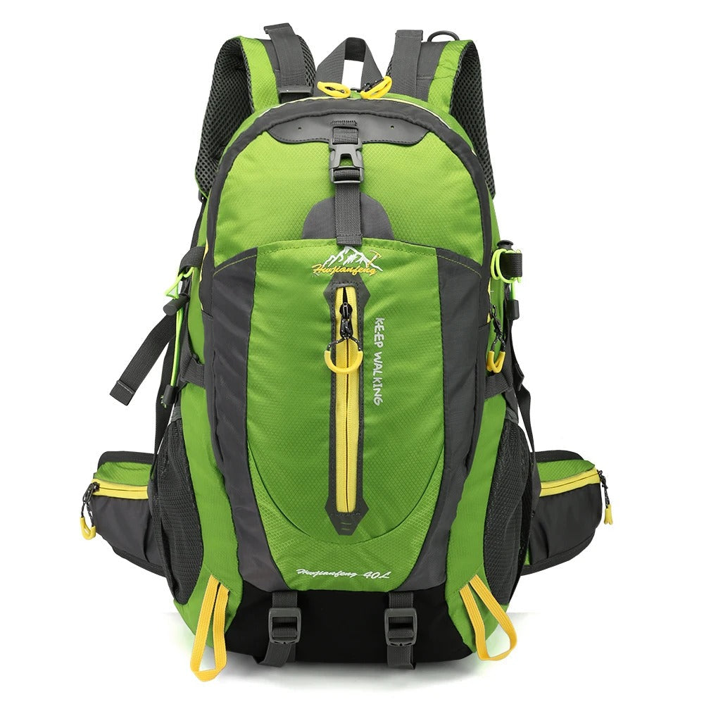 Sidelomme og justerbare stropper på en 40L unisex reise-ryggsekk, klar for pakking.