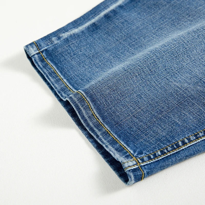 Mann iført klassiske herreshorts. Avslappet stil, perfekte sommershorts for fritid og hverdagsbruk.