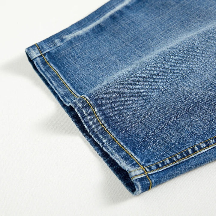 Mann iført klassiske herreshorts. Avslappet stil, perfekte sommershorts for fritid og hverdagsbruk.