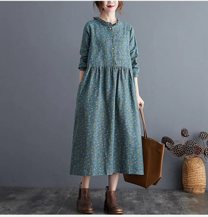 Elegant blomstret vintagekjole for kvinner. Langermet volangkjole med løs passform. Ideal som hverdagskjole.