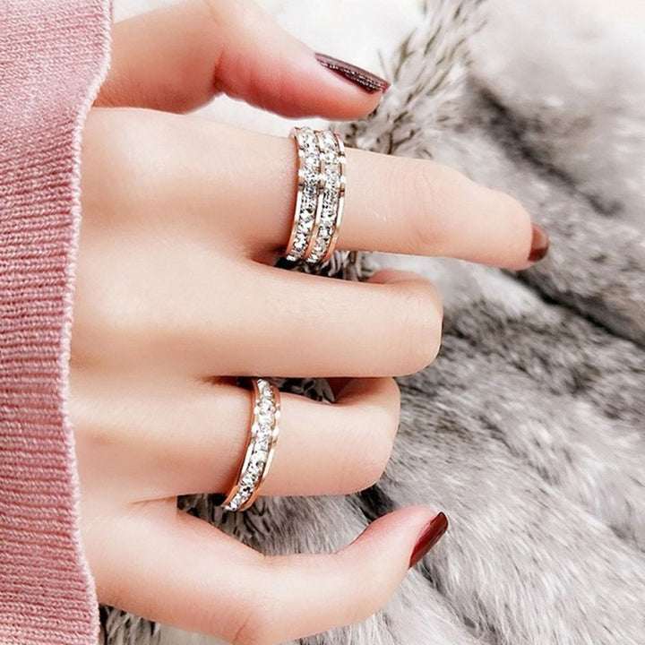 Trendy dame ring: Glitrende zirkonia steiner, sølv og roségull.