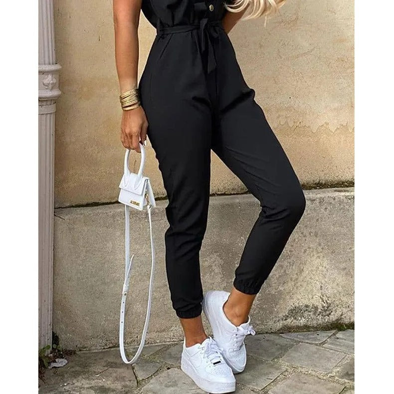 Komfortabel monokromatisk jumpsuit for kvinner, med belte som fremhever figuren.
