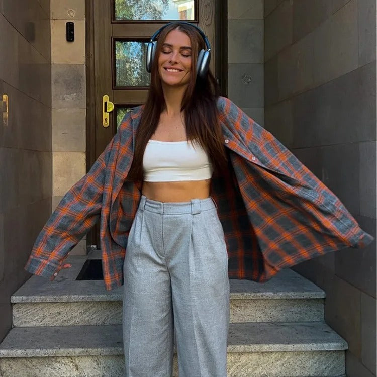 Motebevisst dame i allsidig oversized rutete skjorte med lange ermer.