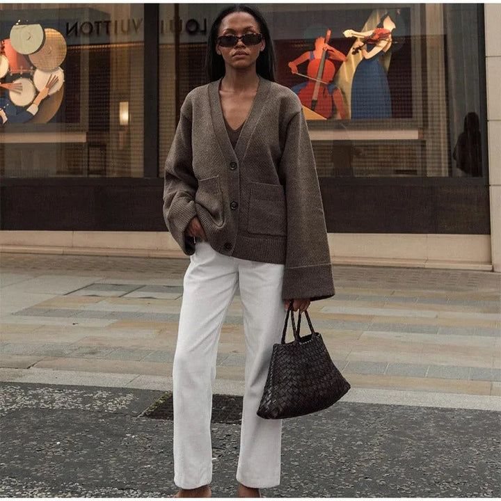 Casual damecardigan med V-hals, knapper og funksjonelle lommer, ideell for avslappet stil.