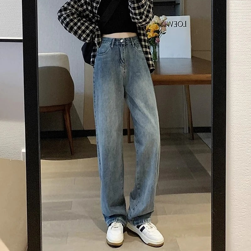 Tidløse lyseblå denimbukser med vide ben, kombinerer vintage sjarm med komfort.