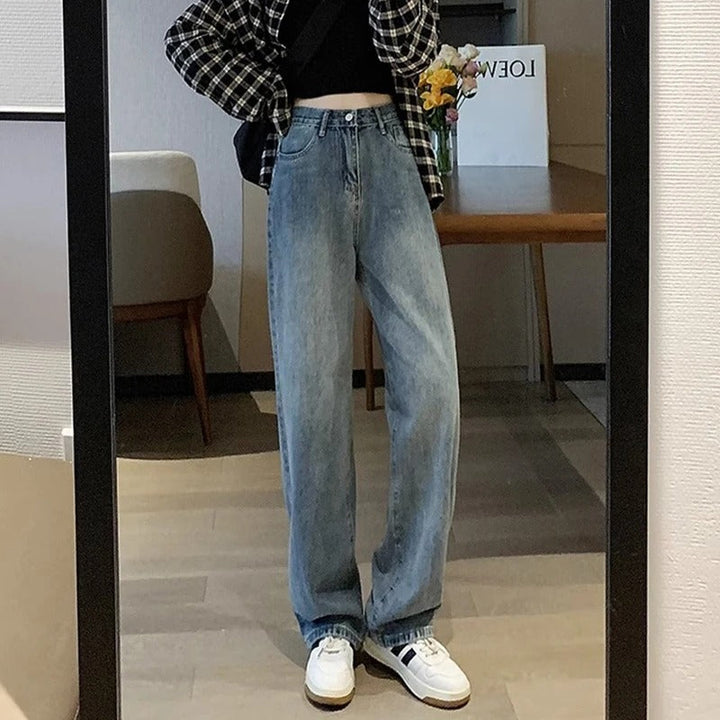 Tidløse lyseblå denimbukser med vide ben, kombinerer vintage sjarm med komfort.