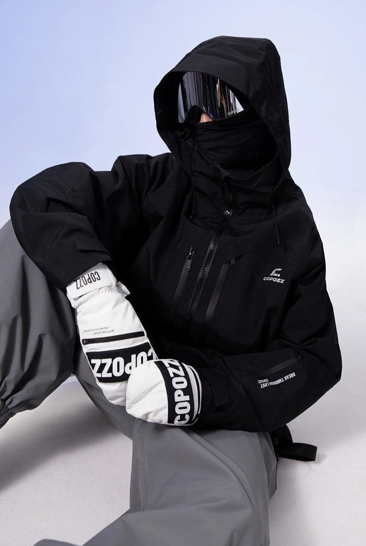 Sidestilling av tykke unisex skihansker, designet for komfort og ytelse i vintersport. Varmt og holdbart.