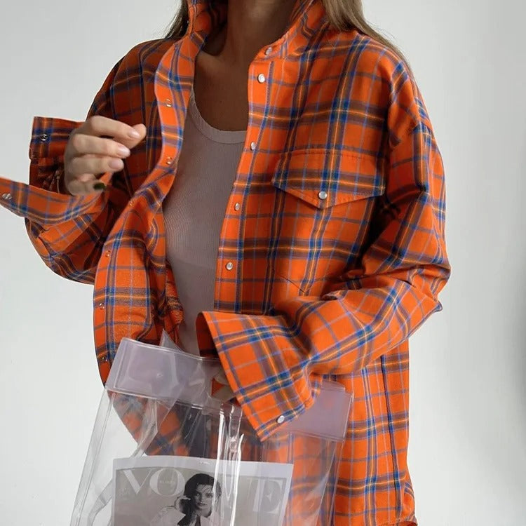 Elegant casual: Oversized langermet rutete skjorte for kvinner, en tidløs klassiker.