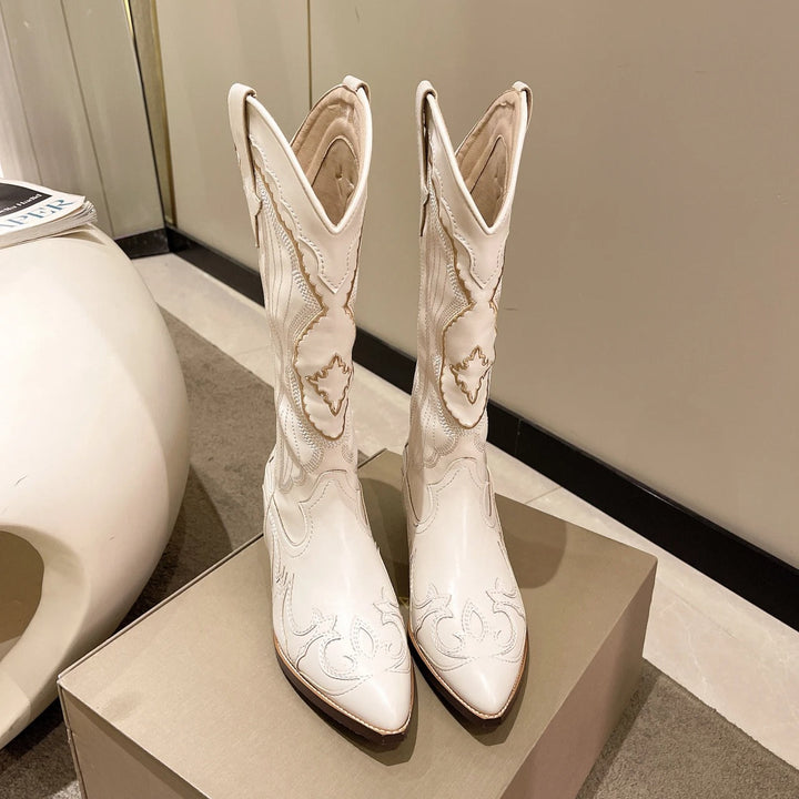 Stilige broderte midcalf-støvler med spiss tå og solid firkantet hæl, perfekt western mote.