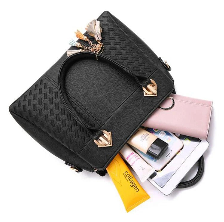 Praktisk blå crossbody-veske med elegant broderi og dusk. Ideell for moderne kvinner hverdag.