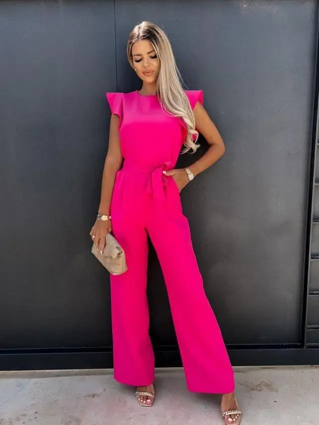 Fokus på vide ben og belte på jumpsuit. Gir en avslappet, men sofistikert stil.