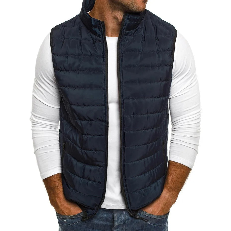 Nærbilde av menns stilfull vanntett vinter bodywarmer vest, detaljert tekstur.