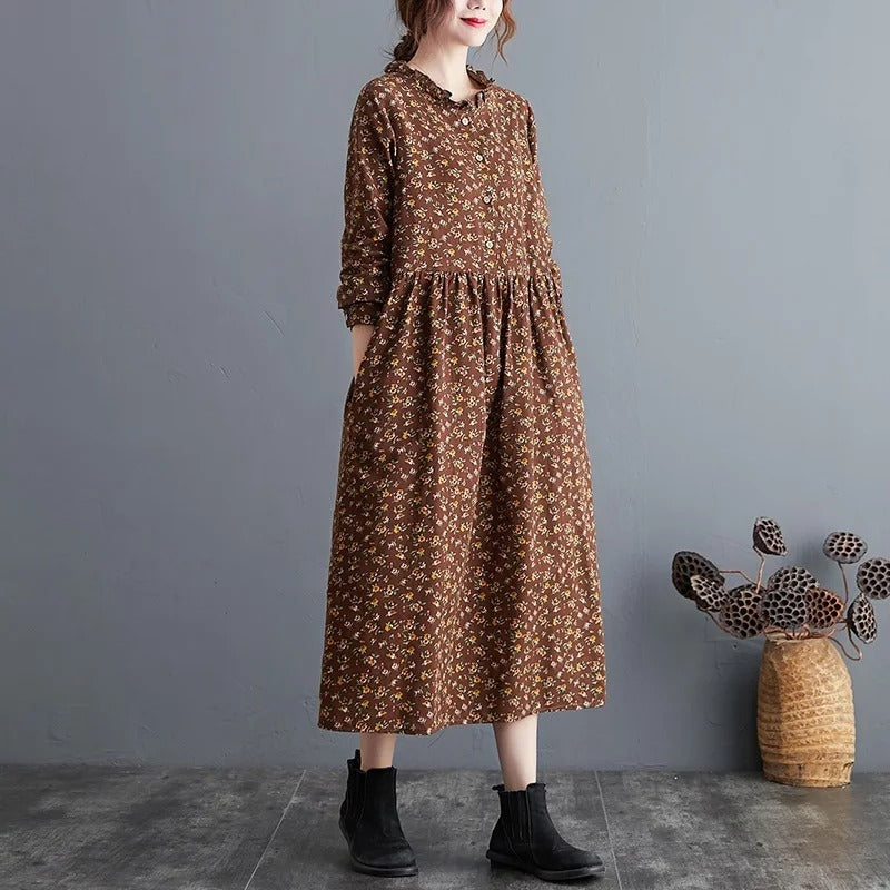 Langermet vintage damekjole med blomstermønster og volanger. Løs og komfortabel passform.