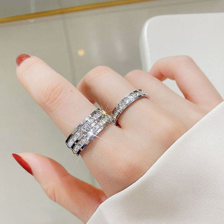 Funklende zirkonia ring i sølv og roségull, ideell for damer som elsker eleganse.