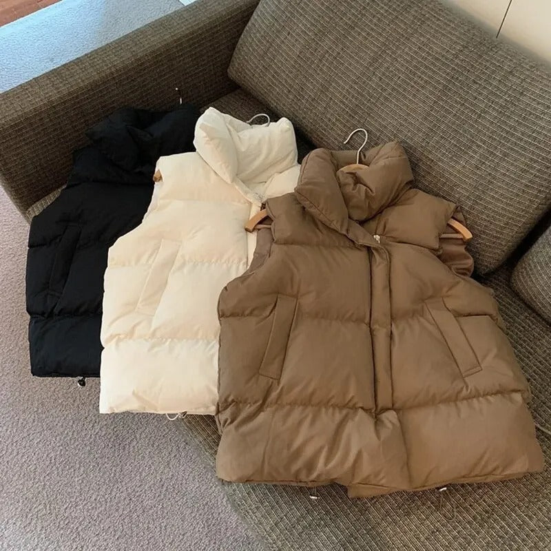 Svart varm vest for kvinner. Allsidig og elegant yttertøy som holder deg varm i vinterkulda.