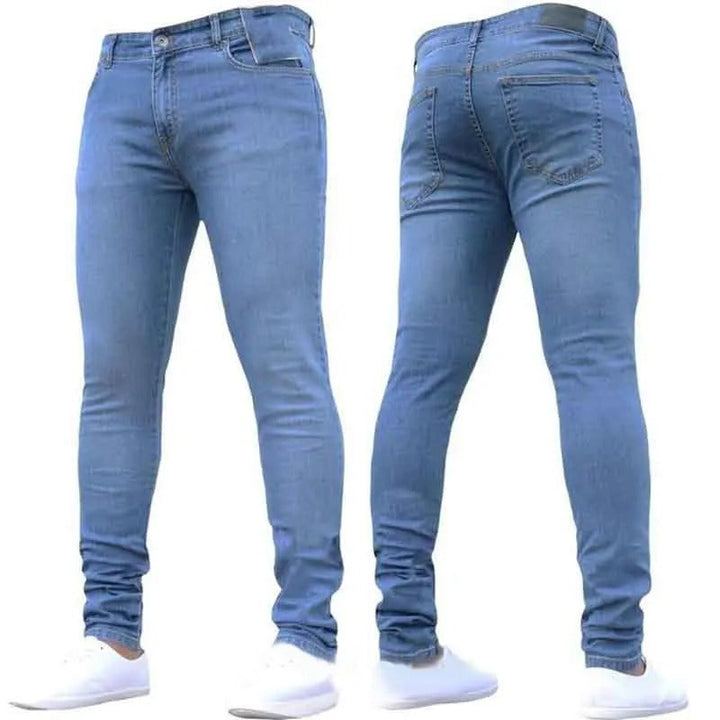 Detalj av stoffet på menns skinny-jeans i blått, viser stretch-materiale for komfortabel og slitesterk passform.