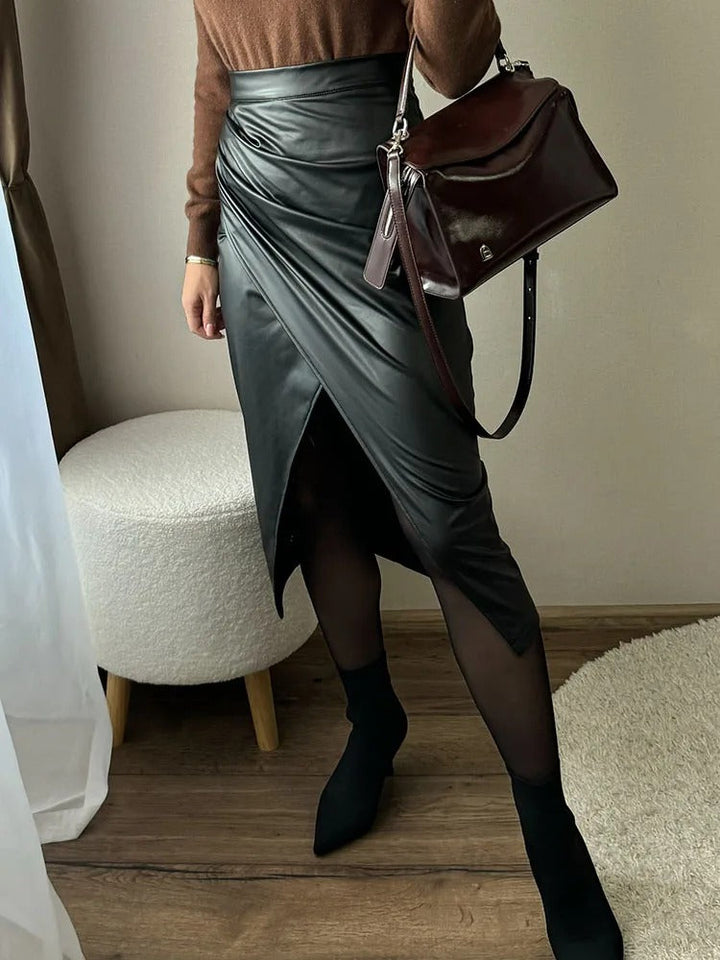 Sofistikert dame midiskjørt med elegant glans, høy midje og splitt. For en raffinert stil.
