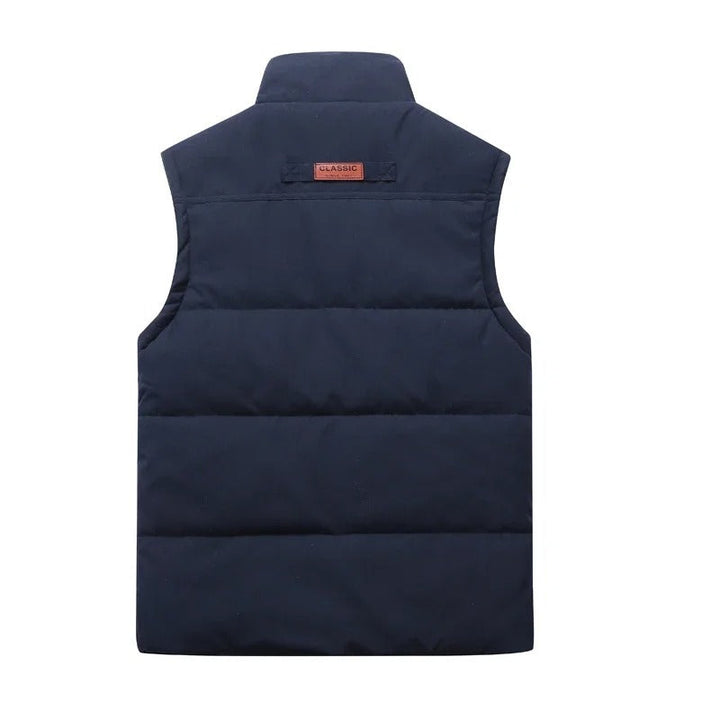 Menns ermeløs jakke med glidelås i armegrønn. Praktisk og komfortabel vest for utendørs- og casual stil.
