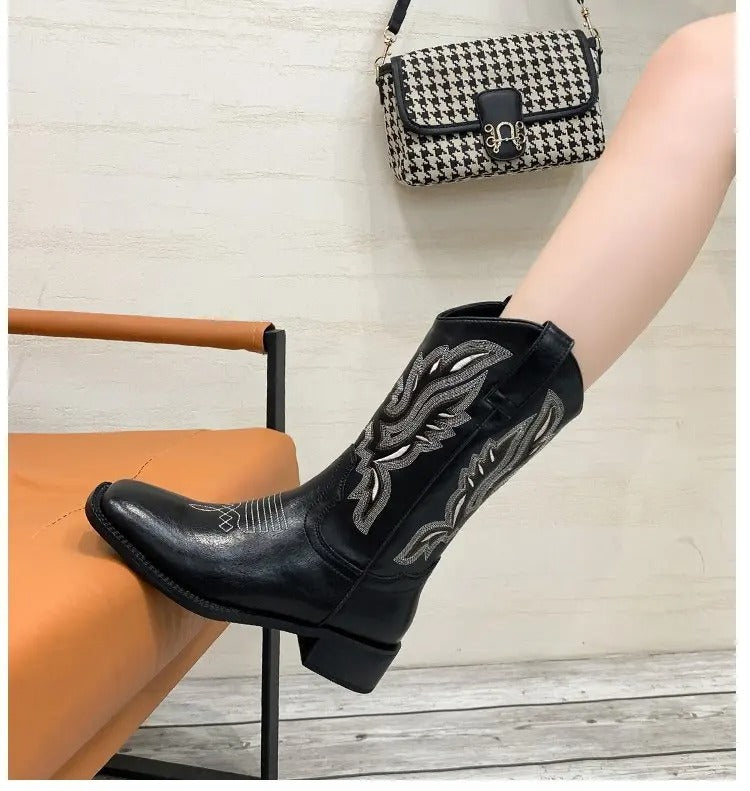 Komfortable lysebrune fritidsstøvler for kvinner. Broderte cowboystøvler med firkantet tå, vintage stil.