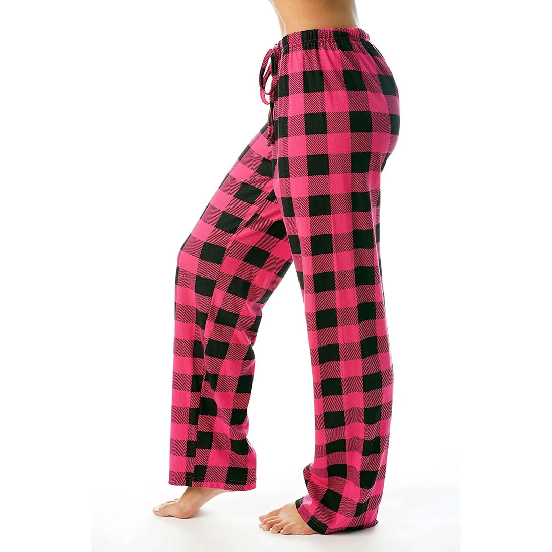 En kvinne slapper av i myke, rutete pyjamasbukser, komfortabel og stilig fritidsklær.