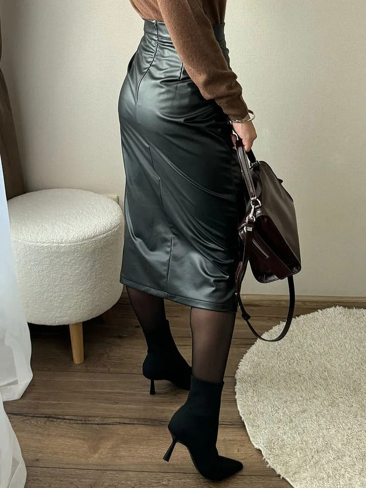 Klassisk elegant dame midiskjørt. Høy midje, glans og splitt gir en tidløs og stilig look.