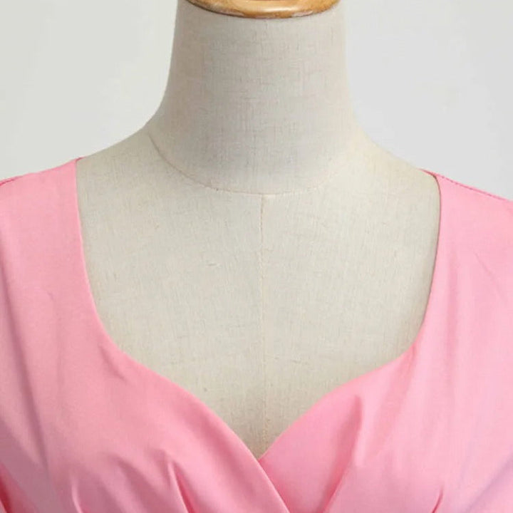 Vinrød elegant vintage midikjole med V-hals. Perfekt festkjole for kvinner med retro stil.