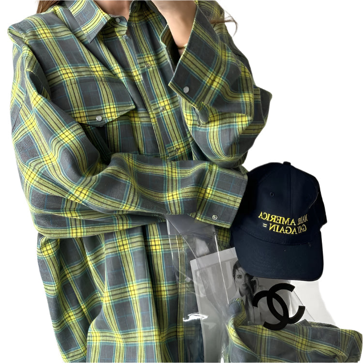 Stilig dame skjorte, oversized og langermet med klassisk rutemønster. Allsidig moteplagg.