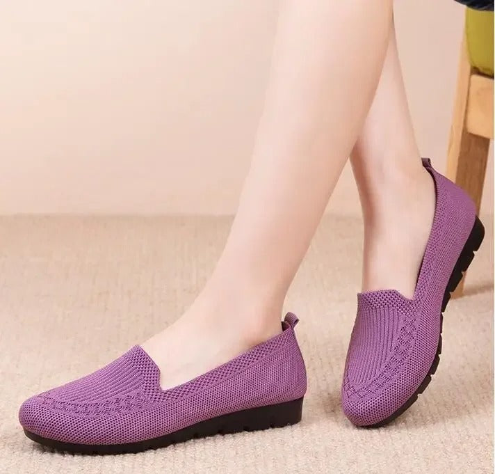 Detaljbilde av pustende stoff på lette slip-on loafers for kvinner, maksimal komfort.