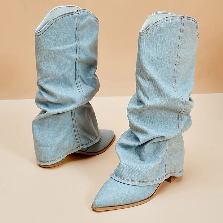 Fritidssko: allsidige denimstøvler for dame med trendy blokkhæl.