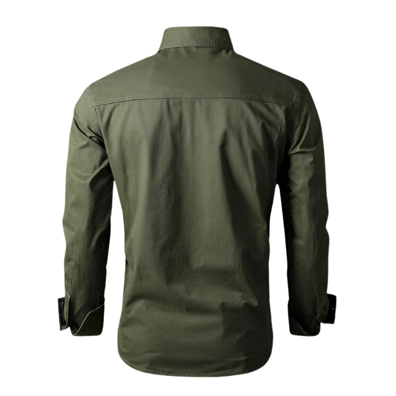 Herre langermet militærskjorte med praktiske lommer. Robust cargo stil, ideell for fritid og arbeid ute.