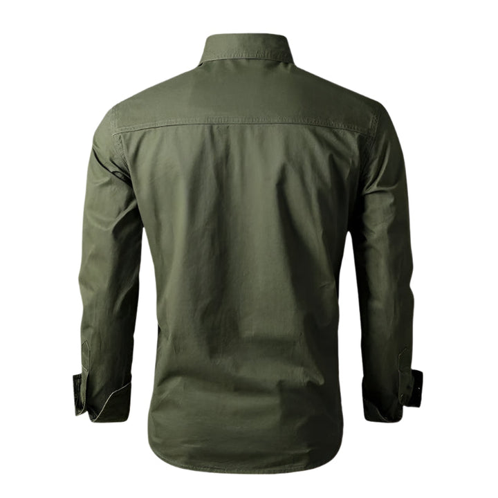 Herre langermet militærskjorte med praktiske lommer. Robust cargo stil, ideell for fritid og arbeid ute.