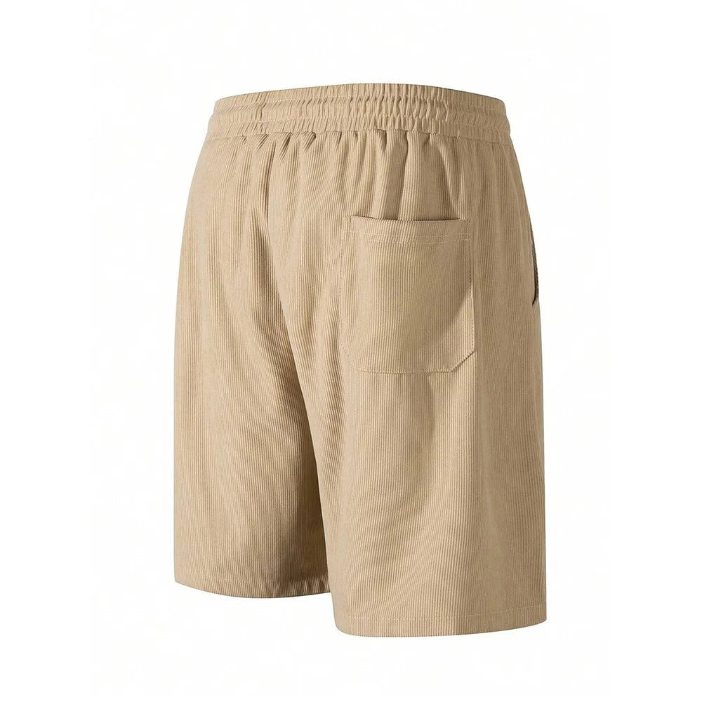 Menns ribbestrikkede shorts i avslappet stil, perfekt for fritid og sommer. Komfortabel herreshorts.