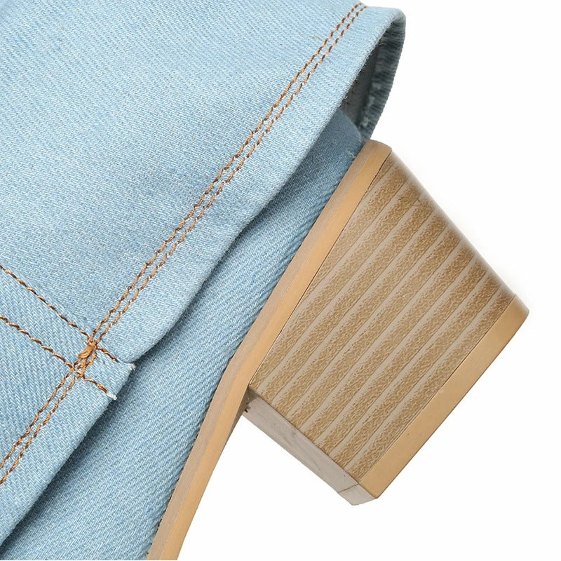 Damemote: knehøye denimstøvler med blokkhæl, perfekt for fritid og stil.