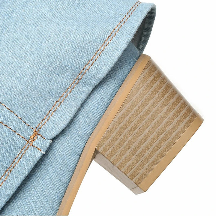 Damemote: knehøye denimstøvler med blokkhæl, perfekt for fritid og stil.