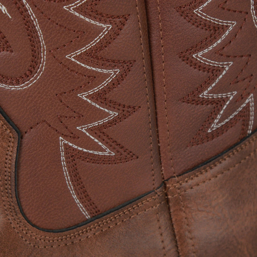 Sidevisning av brune slip-on cowboystøvler for menn. Robuste herrestøvler med firkantet tå og western-design.