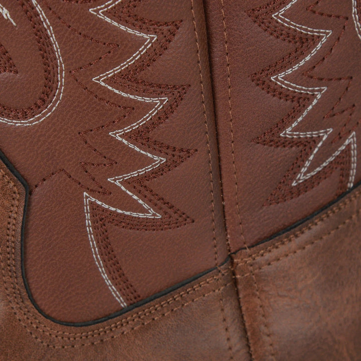 Sidevisning av brune slip-on cowboystøvler for menn. Robuste herrestøvler med firkantet tå og western-design.