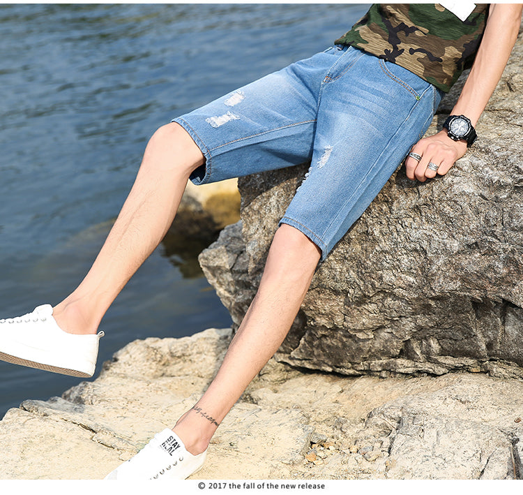 Knelang, avslappet blå sommershorts for menn. Stilige og komfortable herreshorts perfekt for fritid.