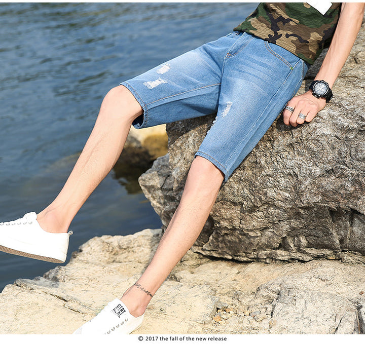 Knelang, avslappet blå sommershorts for menn. Stilige og komfortable herreshorts perfekt for fritid.