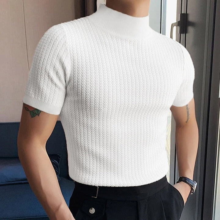 Trendy herre t-skjorte med høy hals og smal passform. Perfekt for en moderne streetwear-look.