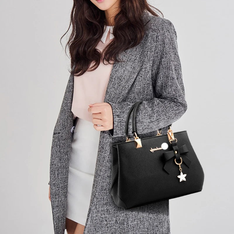 Sjarmerende dame skulderveske med blomsteranheng for en hverdag med stil. Trendy messenger-veske.