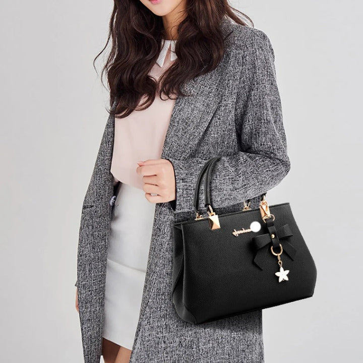 Sjarmerende dame skulderveske med blomsteranheng for en hverdag med stil. Trendy messenger-veske.